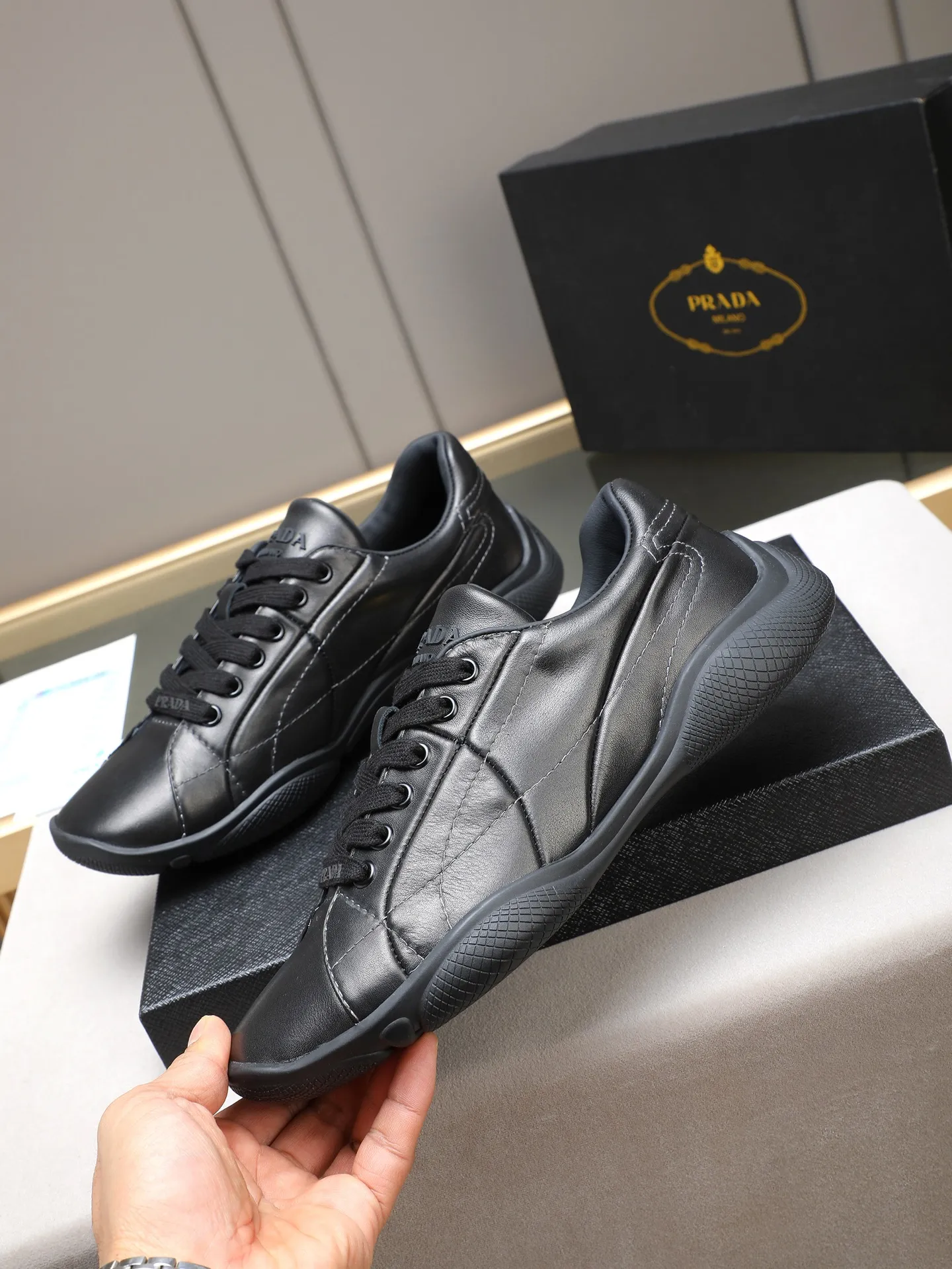 Men's Men's Shoes 💰700 Prada/Prada 1:1 men's casual shoes combine comfort with sophisticated and innovative design. The latest model features a sporty silhouette with visible topstitching that echoes the dynamic lines of the original. Inspired by driving shoes, this sneaker uses a soft and even cow upper, with a light and flexible rubber sole with a concave and convex pattern pattern, giving the sneaker a light appearance and smoothness. The upper is equipped with sports-style stitching, the tongue and laces are injection molded with Epoxy logo, sheep lining and cow foot pads, TPU ultra-light outsole, the upper foot is soft and comfortable, light and breathable! Code:38-39-40-41-42-43-44 (45 customized)